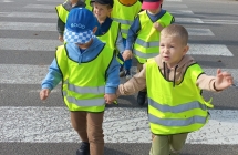 Pieciolatki z gr. VI  przechodza na zielonym swietle na skrzyzowaniu.