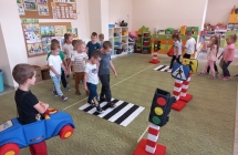 Dzieci piecioletnie z gr. VI cwicza w sali prawidlowe zachowania na ulicy.