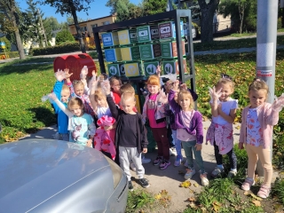 Zdjecie grupowe przy pojemnikach na smieci