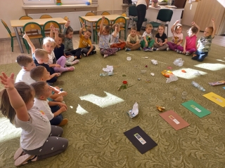 Dzieci piecioletnie z gr. VI podczas nauki segragacji odpadow.