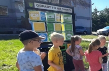 sprzatanie swiata gr. 7. Dzieci wrzucaja smieci do odpowiednich koszy.   (4)