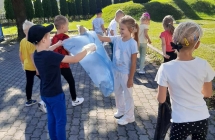 sprzatanie swiata gr. 7. Dzieci wrzucaja smieci do odpowiednich koszy.   (2)