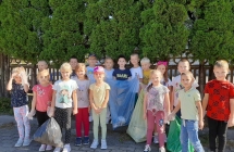 sprzatanie swiata gr. 7. Dzieci wrzucaja smieci do odpowiednich koszy.   (3)
