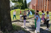 sprzatanie swiata gr. 7. Dzieci wrzucaja smieci do odpowiednich koszy.   (1)