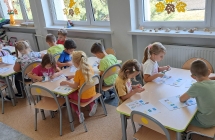 dzieci wycinaja obrazki