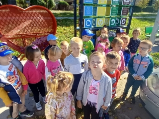 dzieci przy koszach po segregacji smieci