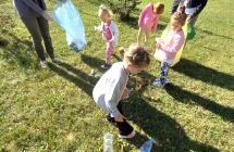 dzieci szukaja smieci na terenie przedszkola