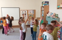 Dzieci pokazuja kolorowe kropki