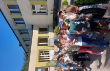 Dzieci w rekawiczkach jednorazowych