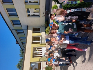 Dzieci w rekawiczkach jednorazowych