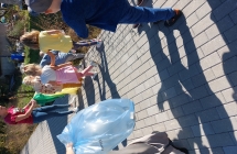 Dzieci zbieraja smieci na chodniku
