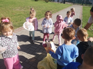 Kotki sprzataja smieci