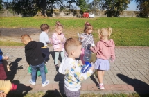 dzieci z grupy II sprzataja teren wokol przedszkola