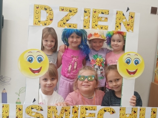 Dzieci pozuja w ramce