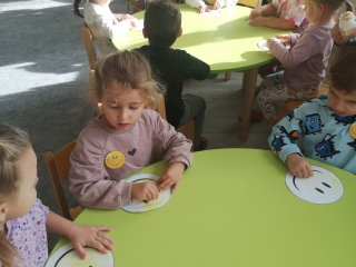 dzieci z grupy kotki obchodza dzien usmiechu