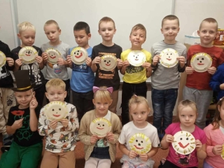 Dzien usmiechu gr. VII.Dzieci maja kolorowe rekwiztyty (3)