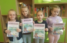 dziewczynki z gr. VII  z dyplomami z konkrsu plastycznego