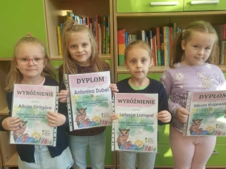 dziewczynki z gr. VII  z dyplomami z konkrsu plastycznego