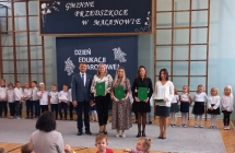 Zdjecie pracownikow, ktorzy otrzymali nagrode Wojta Gminy Malanow
