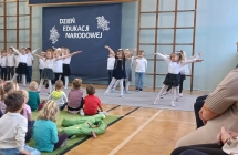 Taniec dziewczynek, wykonanie kolejnej figury.