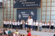 Przemawiajaca p. dyrektor wsrod dzieci.