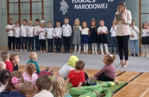 Wystapienie zastepcy przewodniczacego Rady Rodzicow w czasie uroczystosci.