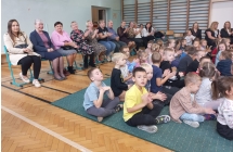 Emerytowani pracownicy, nauczyciele i dzieci w czasie uroczystosci