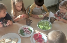 dzieci wybieraja warzywa do dekoracji swoich kanapek