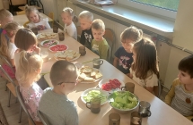 dzieci przed przygotowaniem zdrowych i kolorowych kanapek