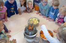 dzieci przygotowuja wspolnie zdrowy sok