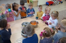dzieci konsumuja pyszny sok marchewkowo - jablkowy