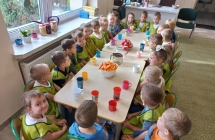 Dzieci z gr. VI w fartuszkach podczas wykonywania sokow owocowo-warzywnych.