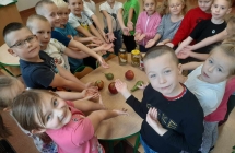 kompot z owocami w wykonaniu dzieci