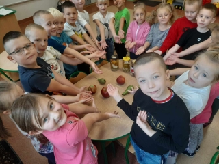 kompot z owocami w wykonaniu dzieci