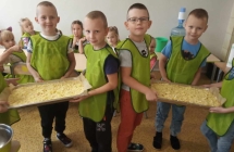 dzieci z gr. VII pieka ciasto z owocami (4)
