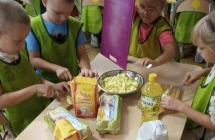 dzieci z gr. VII pieka ciasto z owocami (1)