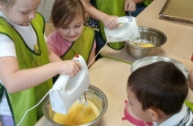 dzieci miszaja skladniki na ciasto (1)