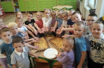 dzieci z gr. VII pieka ciasto z owocami (2)
