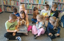 dzieci ogladja rozne ksiazki