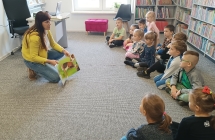 dzieci ogladaja ksiazki