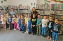 Dzieci z pania bibliotekarka