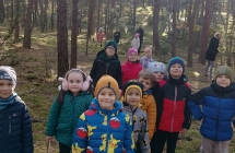 Dzieci jesienia w lesie
