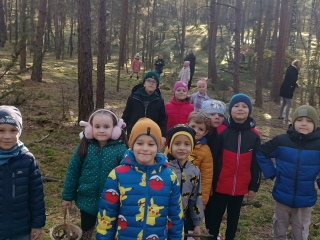 Dzieci jesienia w lesie