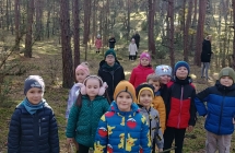 Dzieci zbieraja grzyby