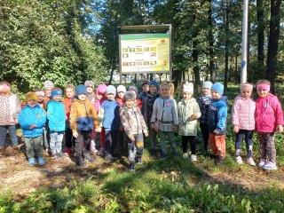 Pieciolatki z gr. VI na tle tablicy