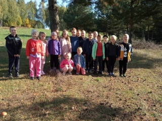 dzieci z gr.VII na wycieczce w lesie wsrod drzew  (2)