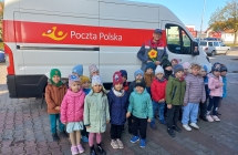 Pieciolatki z gr. VI z kurierem na tle samochodu Poczty Polskiej.