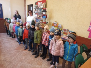 Pieciolatki w urzedzie pocztowym.