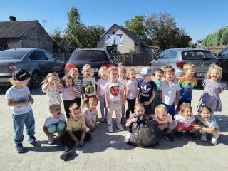 Grupa dzieci ze zebranymi smieciami