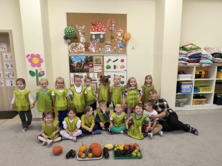 zdjecie grupowe z owocami i warzywami